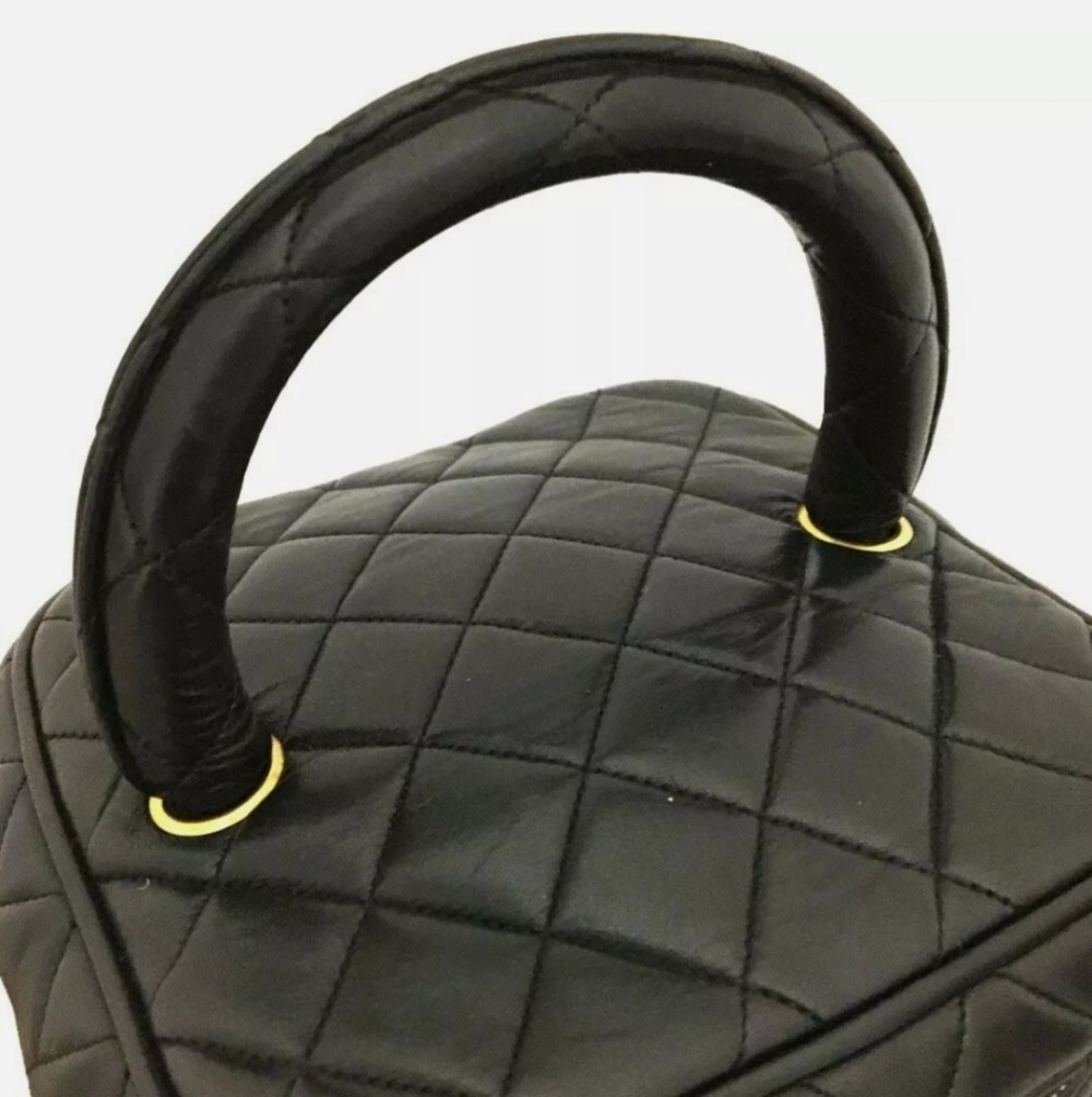 CHANEL Quilted Lambskin Vanity Case - Picture 5 of 10